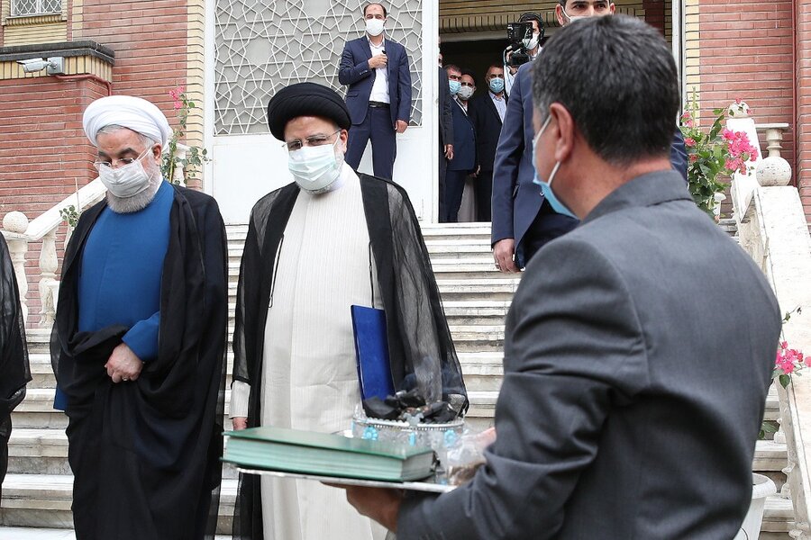 تصاویر | روحانی دفتر ریاست جمهوری را تحویل رئیسی داد