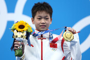 شیرجه‌زن ۱۴ ساله چینی مدال طلای خود را به مادر بیمارش هدیه داد