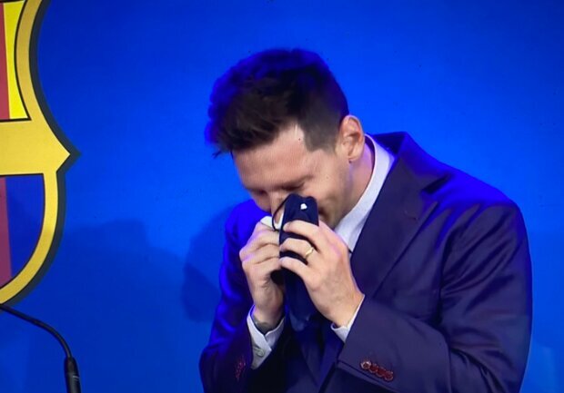 عکس | مسی با چشمانی اشکبار در نشست خبری | من بارسلونا را دوست دارم