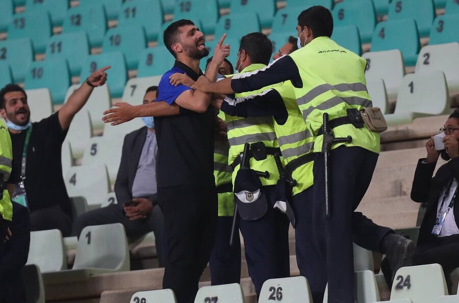 عکس | درگیری ستاره استقلال روی سکوها در فینال جام حذفی