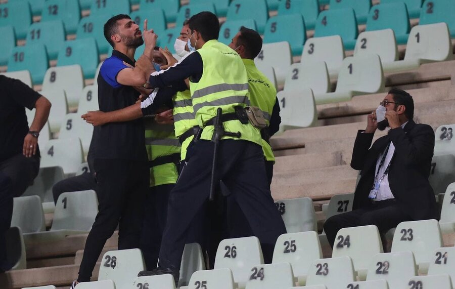 عکس | درگیری ستاره استقلال روی سکوها در فینال جام حذفی