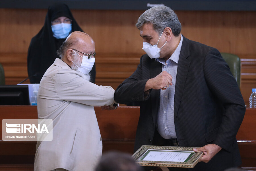 تصاویر | هدیه خداحافظی چمران به شهردار تهران