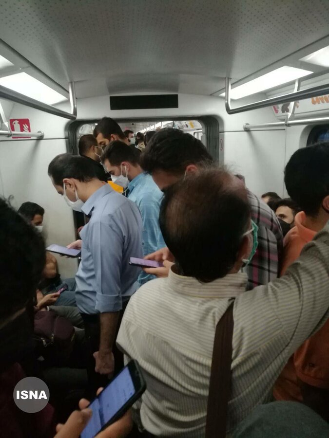 عکس | متروی شلوغ تهران در اولین روز تعطیلات کرونایی | شرکت‌های خصوصی حاضر به تعطیلی نیستند