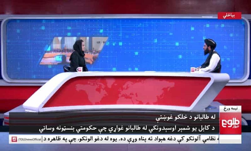 عکس روز | رخداد بی‌سابقه در تاریخ افغانستان؛ گفتگوی گوینده زن تلویزیون با سخنگوی طالبان