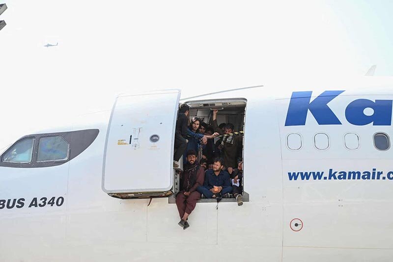 تصاویر | فرار با فرغون و هواپیما در نخستین روزهای حکومت طالبان بر افغانستان