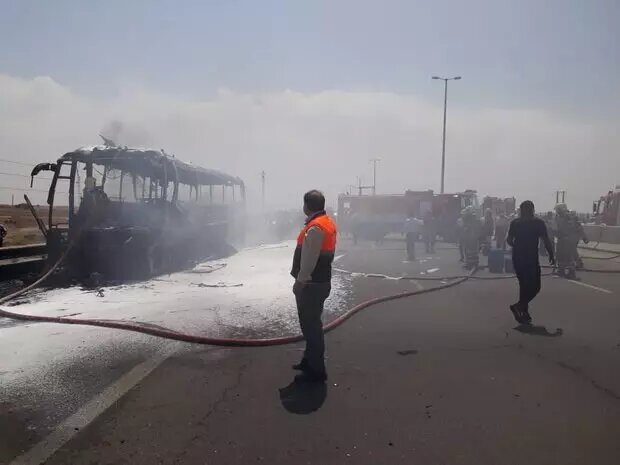 تصاویر | آتش گرفتن یک اتوبوس در آزادراه تهران - قم 
