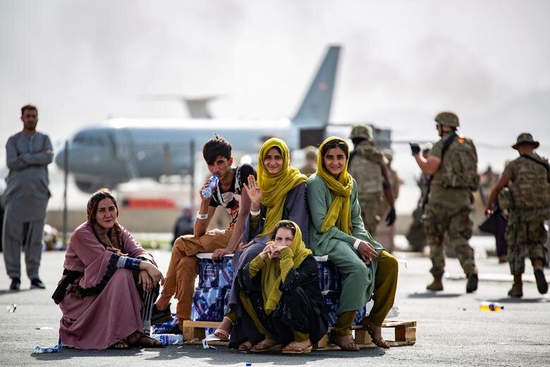 تصاویر | تلخ و شیرین در خروج از افغانستان | گزیده‌ای از بهترین و تاثیرگذارترین عکس‌های فرودگاه کابل پس از تسلط طالبان