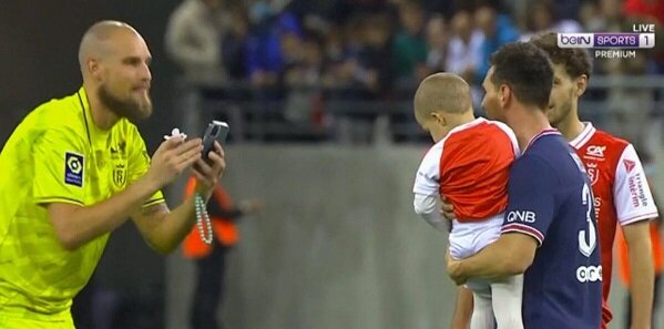 عکس | هیجان بازیکنان رقیب از بازی برابر مسی | گرفتن عکس خانوادگی با ستاره آرژانتینی