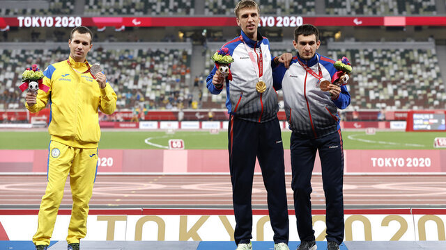 عکس | جنجال ورزشکار اوکراینی روی سکوی مدال پارالمپیک توکیو