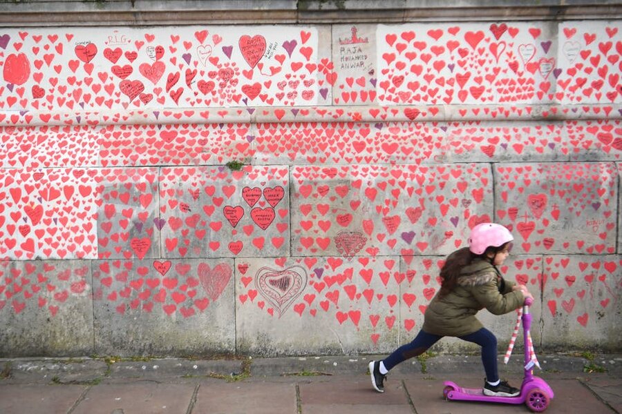 تصاویری از هزاران قلب سرخ به یاد قربانیان کرونا در لندن | دولت جانسون مورد انتقاد قرار گرفت