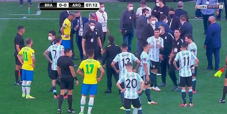 اتفاق عجیب در دیدار برزیل و آرژانتین | پلیس برای دستگیری بازیکنان وارد زمین شد!