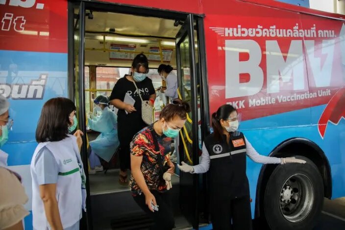 راه‌اندازی سرویس اتوبوس برای واکسیناسیون کرونای سالمندان در پایتخت تایلند