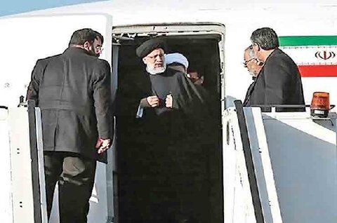تصویر دیده نشده رئیسی هنگام اقامه نماز در هواپیما | تیپ متفاوت رئیس جمهور را ببینید