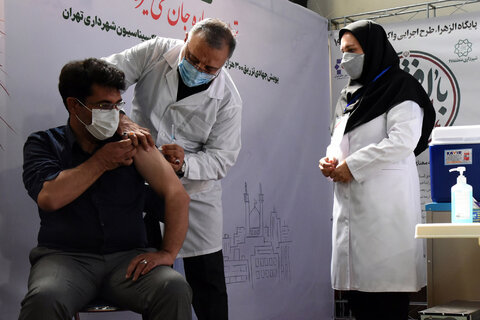 آغاز به کار و افتتاح ۲۶ مرکز واکسیناسیون کووید ۱۹ با حضور شهردار تهران