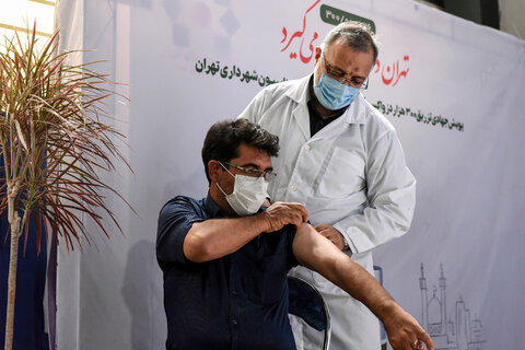 آغاز به کار و افتتاح ۲۶ مرکز واکسیناسیون کووید ۱۹ با حضور شهردار تهران