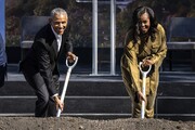 تصاویر | باراک اوباما و میشل در حال بیل زدن |  مرکز ریاست جمهوری اوباما در شیکاگو ساخته می شود