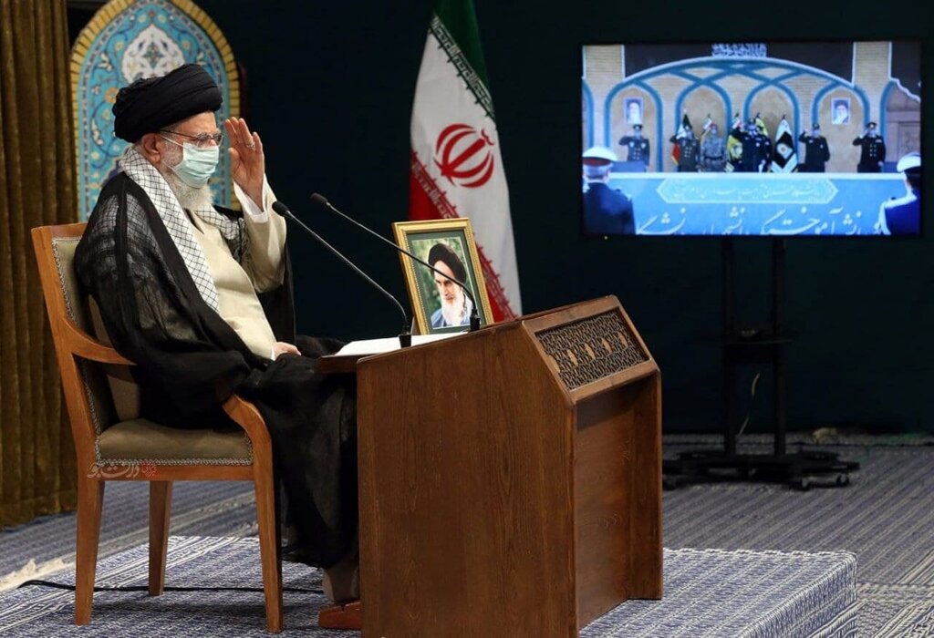 عکس | احترام نظامی رهبر معظم انقلاب در مراسم مشترک دانش‌آموختگی دانشجویان دانشگاه‌های افسری 