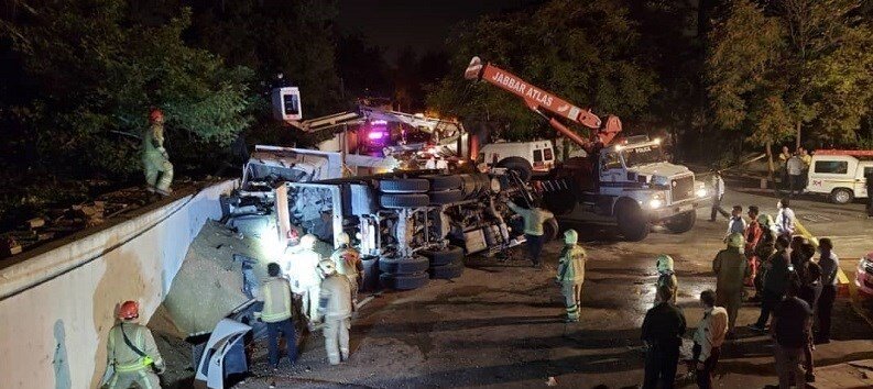 تصادف کامیون‌ها در خیابان ولنجک