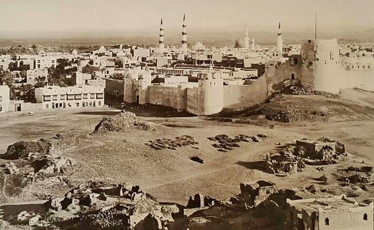 نمايي از شهر مدينه با ديوارهاي دوره عثماني در 1890