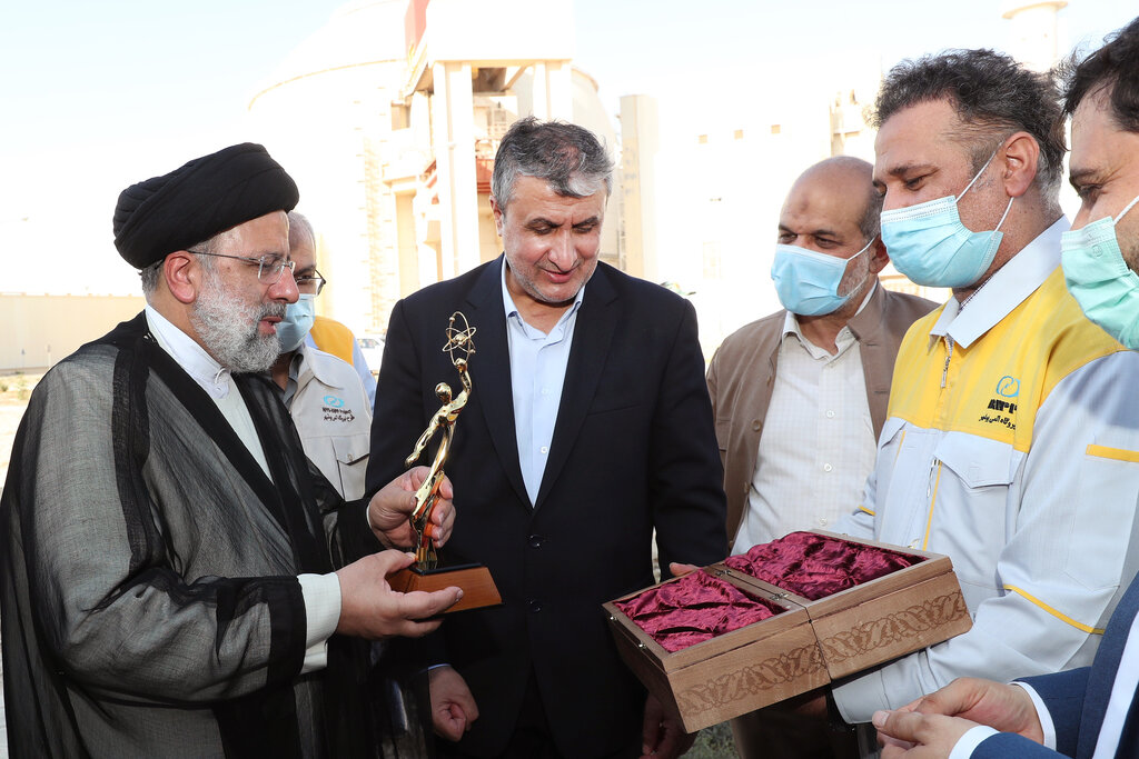 عکس |  هدیه ویژه کارکنان نیروگاه بوشهر برای رئیسی