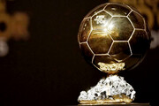 عکس | اولین جایزه مراسم توپ طلا ۲۰۲۲ | بهترین بازیکن جوان سال در کنار رونالدو ایستاد!