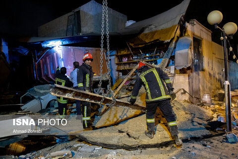 ورود تریلی به دو واحد تجاری در قم
