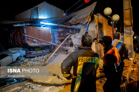 ورود تریلی به دو واحد تجاری در قم