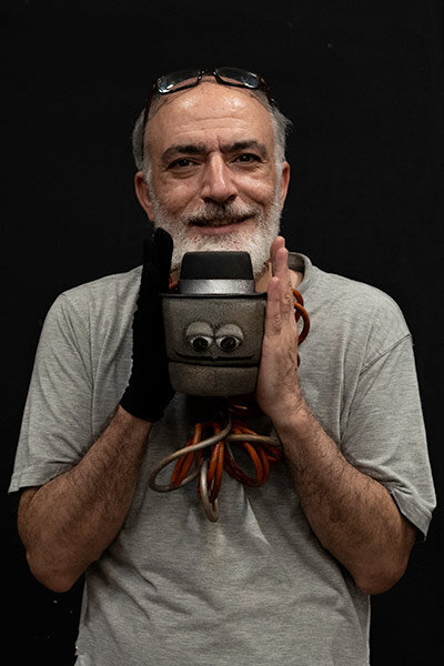 دکورهایی که شکسته و بر سر ما آوار شدند | عروسک‌گردانی خستگی ندارد