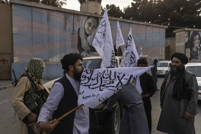 عکس | اقدام عجیب وزیر کشور طالبان در محو کردن تصویر خودش | درخواست حقانی از آمریکا