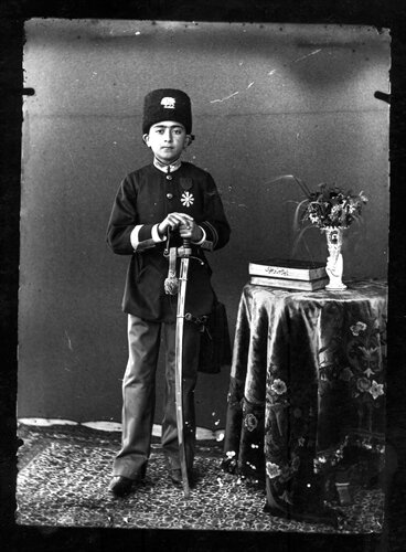 ببینید | تصاویری کمتردیده‌شده از کودکان در دوره قاجار | لباس‌های بزرگسالانه بر تن کودکان خردسال