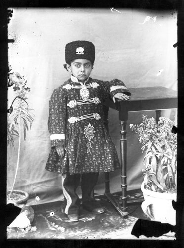 ببینید | تصاویری کمتردیده‌شده از کودکان در دوره قاجار | لباس‌های بزرگسالانه بر تن کودکان خردسال