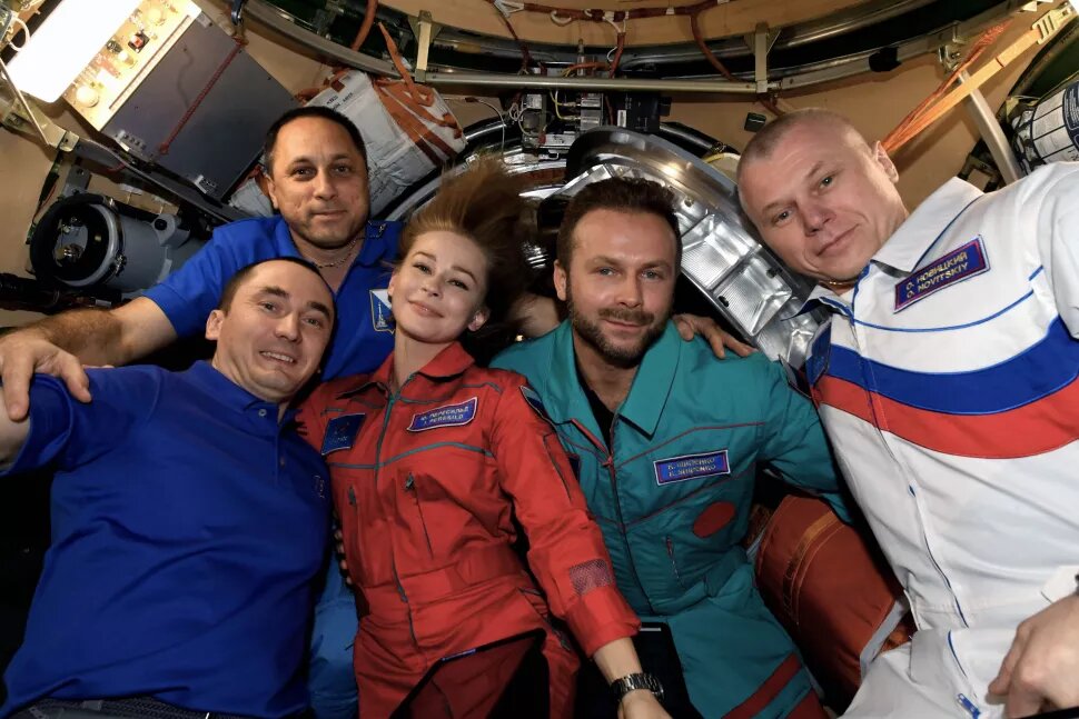 گروه فیلمساز حرفه‌ای روسی از ایستگاه فضایی به زمین بازگشتند