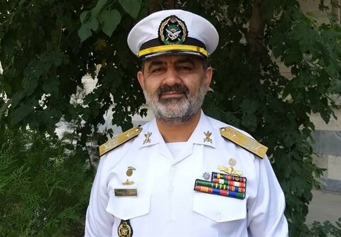 فوتبال بازی کردن فرمانده نیروی دریایی ارتش با مردم محلی