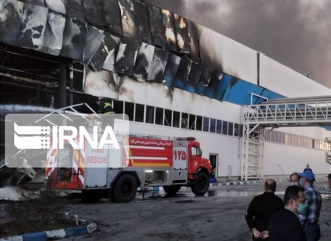 ویدئو و تصاویر | آتش‌سوزی گسترده در یک واحد تولیدی در استان مرکزی