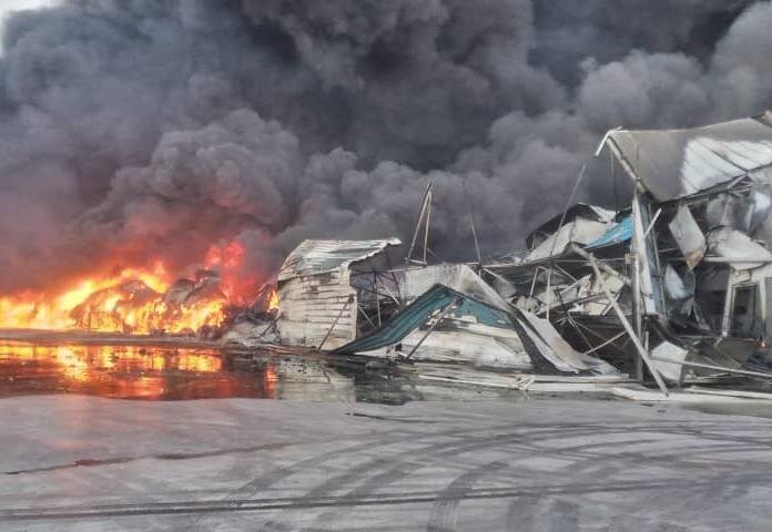 ویدئو و تصاویر | آتش‌سوزی گسترده در یک واحد تولیدی در استان مرکزی
