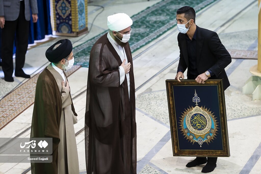 تصاویر | تقدیر از محمدرضا گرایی در نماز جمعه تهران