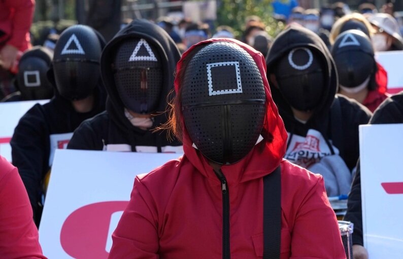تصاویر | اعتراض‌های کارگری در کره جنوبی با لباس سریال بازی مرکب