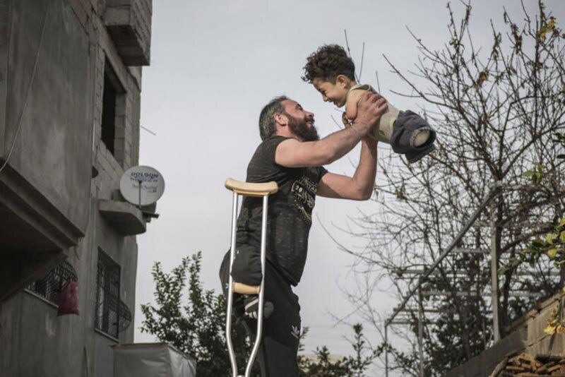 عکس | تصویر تکان‌دهنده شادی پدر و پسر معلول سوری برنده جایزه جهانی SIPA۲۰۲۱