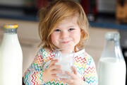 شیر کم‌چرب یا پرچرب | کدام برای کودکان مناسب است؟