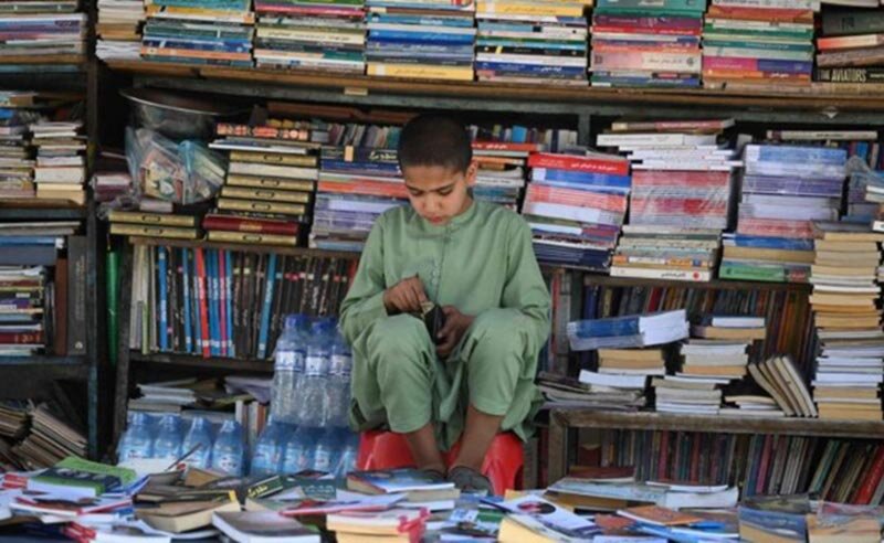 پسرك افغان در كتابفروشى