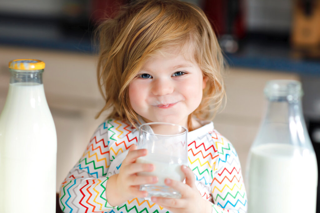 بهترین ساعت برای نوشیدن شیر | ترفند جلوگیری از نفخ کردن