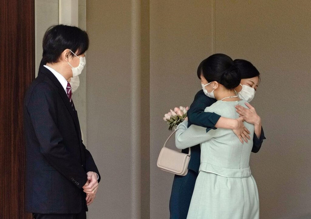 شاهزاده ماکو در حال خداحافظی با خواهرش کاکو