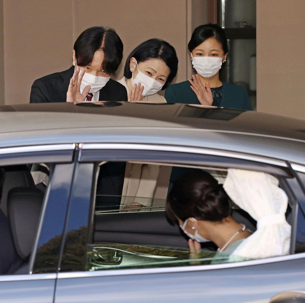 شاهزاده ماکو در حال خداحافظی با والدین و خواهر بزرگترش
