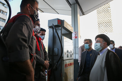حضور رئیس جمهور در یکی از پمپ بنزین های شهر