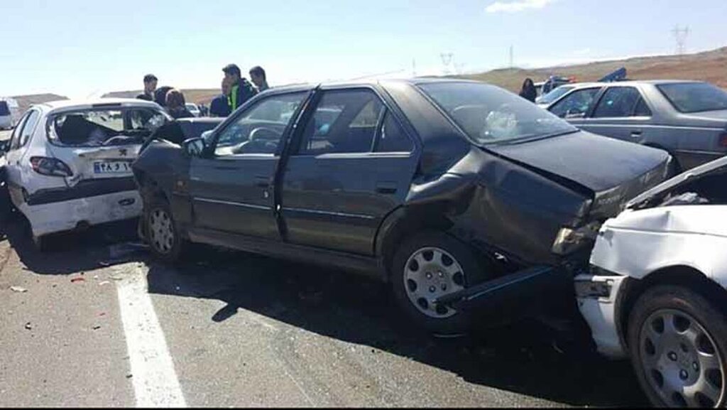 تصادف زنجیره‌ای ۳۰ خودرو در اتوبان کرج - قزوین | یک کشته و ۲۳ مصدوم