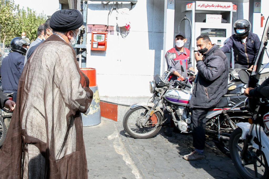 همشهری آنلاین - تصاویر | حضور سرزده رئیسی در پمپ بنزین