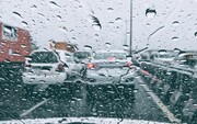 بارش برف و باران در جاده‌های ۶ استان | محورهای ۱۱ استان مه‌آلودند