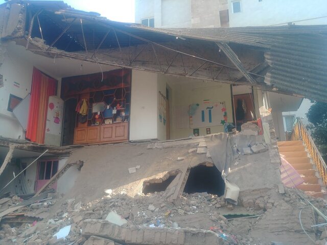 عکس | ریزش دیوار مدرسه در علی‌آباد کتول | ۷ دانش‌آموز و ۳ معلم راهی بیمارستان شدند