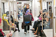 دستفروشان مترو باید کاور بپوشند | تعریف کد شناسایی برای آنها | جمع آوری دستفروشانی که روی سکوی ایستگاه بساط می‌کنند