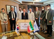 تصاویر | هدیه تحقیرآمیز سفیر کره جنوبی در تهران به یک بیمارستان خصوصی؛ ۲۰۰۰ عدد ماسک!
